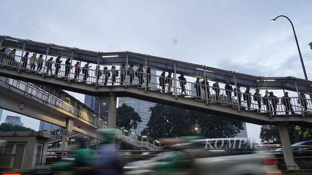 Penumpang antre memasuki halte bus transjakarta di Jalan Gatot Subroto, Jakarta Selatan, Senin (12/12/2022). Pemerintah Provinsi DKI Jakarta tengah membenahi integrasi moda angkutan umum yang mencakup Transjakarta, KRL Commuter Line, MRT, LRT dan MiniTrans/MikroTrans untuk memudahkan pengguna. 