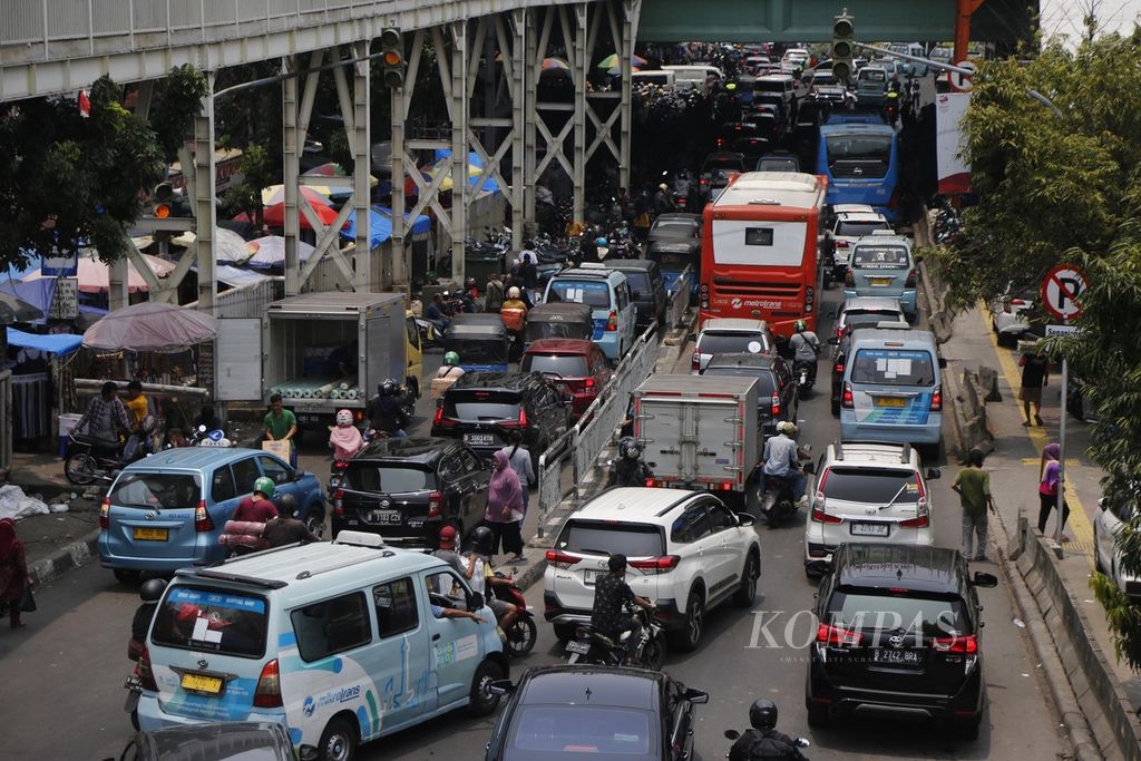 Kendaraan terjebak macet di Jalan Kebon Jati, Pasar Tanah Abang, Jakarta, Senin (20/3/2023). 