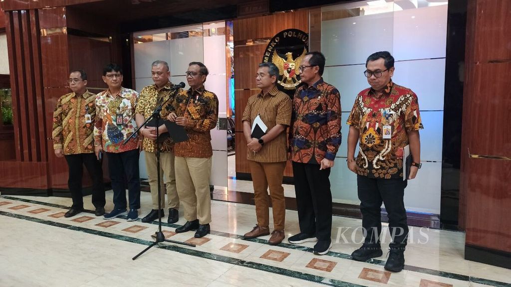 Menteri Koordinator Bidang Politik, Hukum, dan Keamanan Mahfud MD (tengah) bersama Wakil Menteri Keuangan Suahasil Nazara (ketiga dari kanan) dan jajaran menggelar konferensi pers terkait dengan transaksi mencurigakan senilai Rp 300 triliun di Kementerian Keuangan yang ditemukan Pusat Pelaporan dan Analisis Transaksi Keuangan (PPATK) dalam periode waktu 2009-2023 di Jakarta, Jumat (10/3/2023).