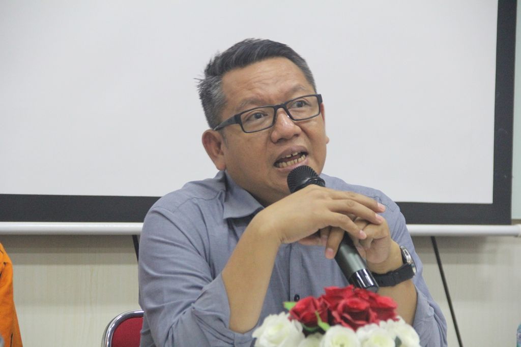 Rektor Universitas Islam Indonesia Fathul Wahid memberikan keterangan dalam konferensi pers, Senin (11/11/2019), di kampus UII, Yogyakarta.