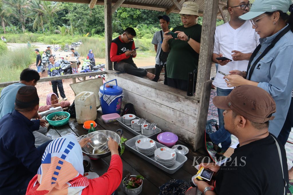 Lempah urong tugang merupakan masakan tradisional yang sudah jarang dimasak oleh masyarakat Mendo Barat, Kabupaten Bangka. Dokumentasi resep masakan tradisional dilakukan oleh Yayasan Nusa Gastronomi Indonesia, melalui program Pusaka Rasa Nusantara. Mereka mencatat dan mendokumentasikan resep-resep langka dari berbagai penjuru Nusantara, termasuk resep di Mendo Barat, Jumat (15/7/2022).