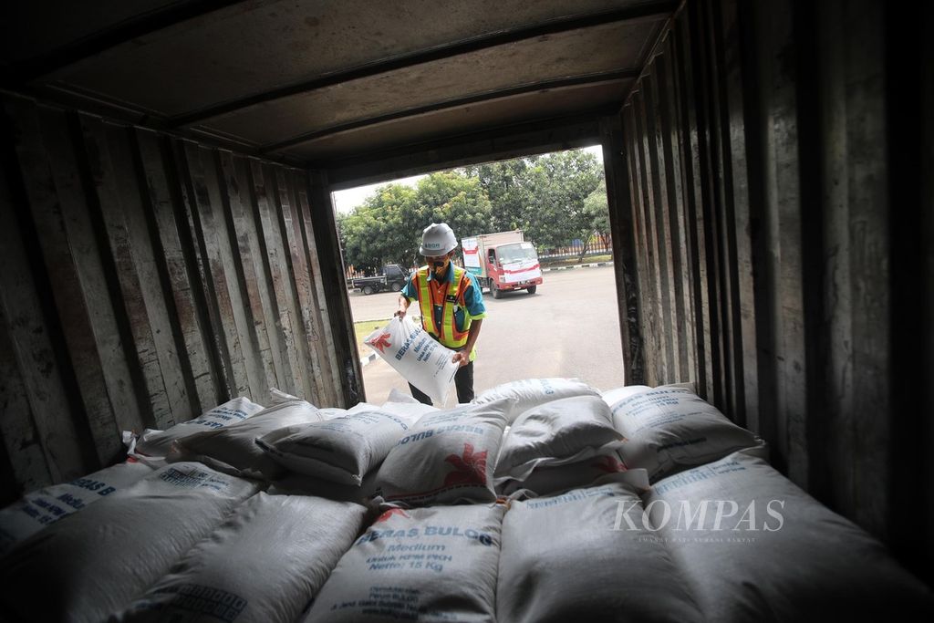 Pekerja menyiapkan karung beras yang dibagikan pada program bansos beras di gudang Bulog Divre DKI Jakarta dan Banten di Kelapa Gading, Jakarta Utara, Rabu (2/8/2020). Program yang diluncurkan Kementerian Sosial dan Perum Bulog tersebut ditujukan kepada 10 juta keluarga penerima manfaat program keluarga harapan di seluruh Indonesia, termasuk keluarga petani yang terkena dampak pandemi Covid-19. Bantuan diberikan selama tiga bulan dan masing-masing mendapatkan 15 kg beras per bulan.