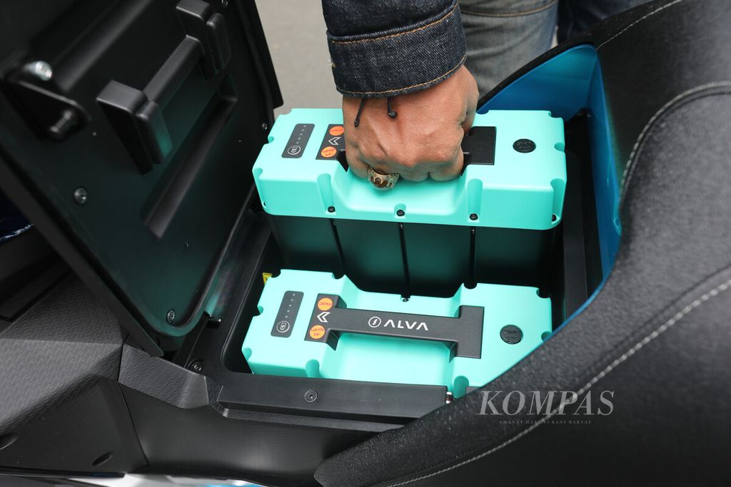Baterai Alva Cervo yang dapat dilepas di kompartemen tengah. 