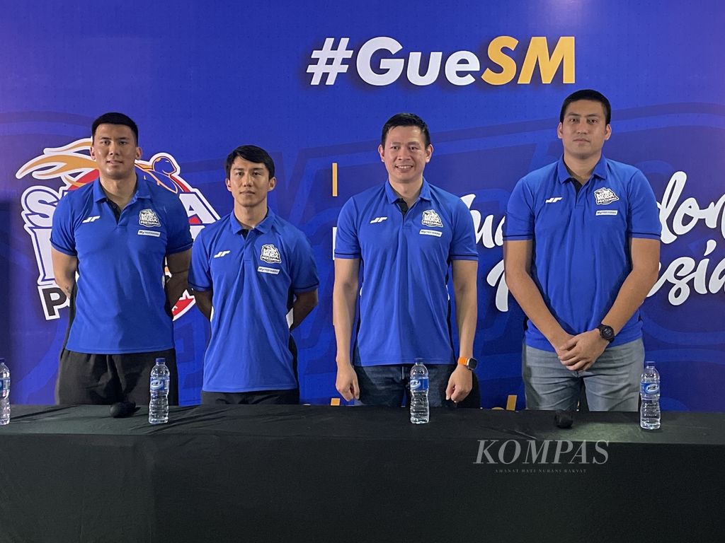 (Dari kanan ke kiri) Perwakilan manajemen Satria Muda Pertamina Christian Ronaldo Sitepu, pelatih SM Youbel Sondakh, kapten SM Hardianus Lakudu, dan forward SM Juan Laurent Kokodiputra memberi keterangan pers di Kelapa Gading, Jakarta, Rabu (12/7/2023).