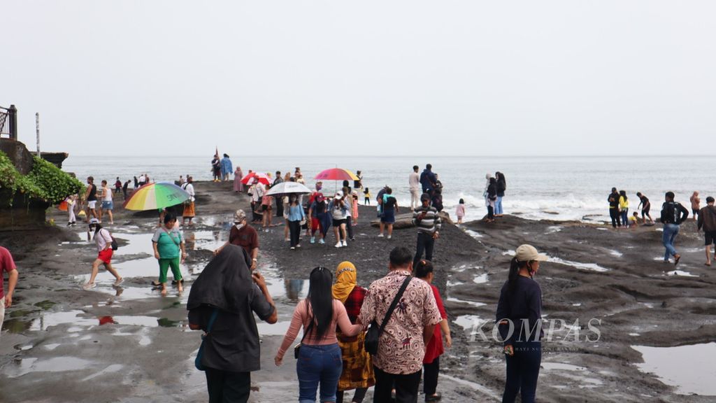 Wisatawan mendatangi kawasan Tanah Lot di desa Beraban, Kediri, Kabupaten Tabanan, Bali, Minggu (20/3/2022). 