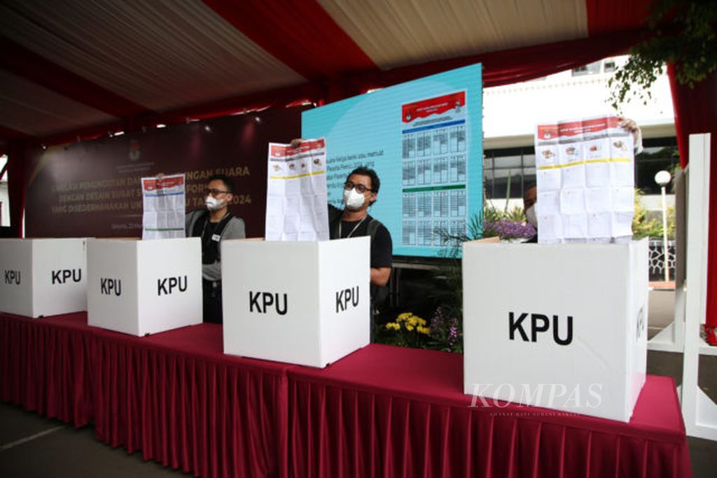 Suasana simulasi pemungutan dan penghitungan suara Pemilu 2024 di kantor Komisi Pemilihan Umum, Jakarta, Selasa (22/3/2022). KPU membuat terobosan dengan menyederhanakan surat suara dari lima surat suara (Pemilu 2019) menjadi dua dan tiga surat suara untuk Pemilu 2024. Simulasi penyederhanaan surat suara ini masih merupakan riset yang coba dilakukan KPU. Nantinya, para pemilih yang sudah melangsungkan simulasi akan dimintakan pendapat dan pandangannya terkait model surat suara mana yang lebih disukai.