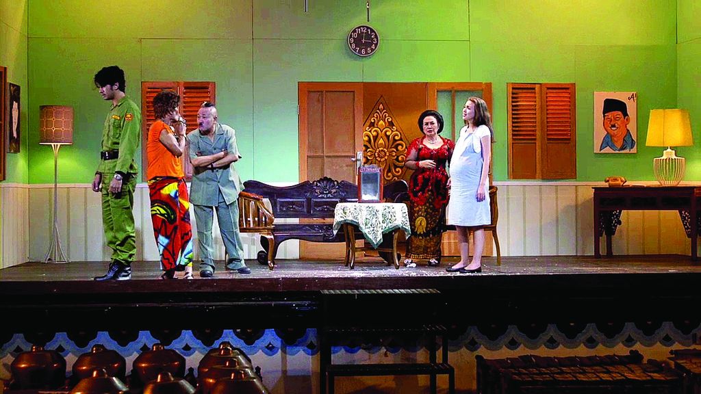 <i>Finding</i> Srimulat menggunakan set panggung khas panggung komedi Srimulat lengkap dengan awak orisinal Srimulat, seperti Djujuk, Kadir, Gogon, Tessy, dan Mamiek. Plus bintang Reza Rahadian dan Rianti Cartwright.