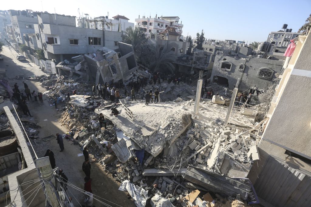 Warga Palestina beramai-ramai mencari korban yang selamat di bawah reruntuhan bangunan yang diserang oleh Israel di Rafah, Jalur Gaza, Minggu (3/12/2023).