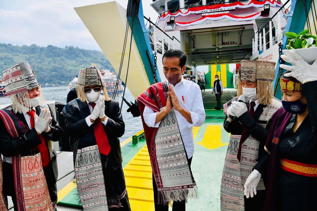 Presiden Joko Widodo disambut dengan adat Batak dalam kunjungan kerjanya di Provinsi Sumatera Utara, Rabu (2/2/2022). Sebelum menaiki feri untuk menyeberang dari Pelabuhan Ajibata, Kabupaten Toba, ke Pelabuhan Ambarita, Kabupaten Samosir, sehelai kain ulos diselempangkan ke pundak kanan Presiden Jokowi.