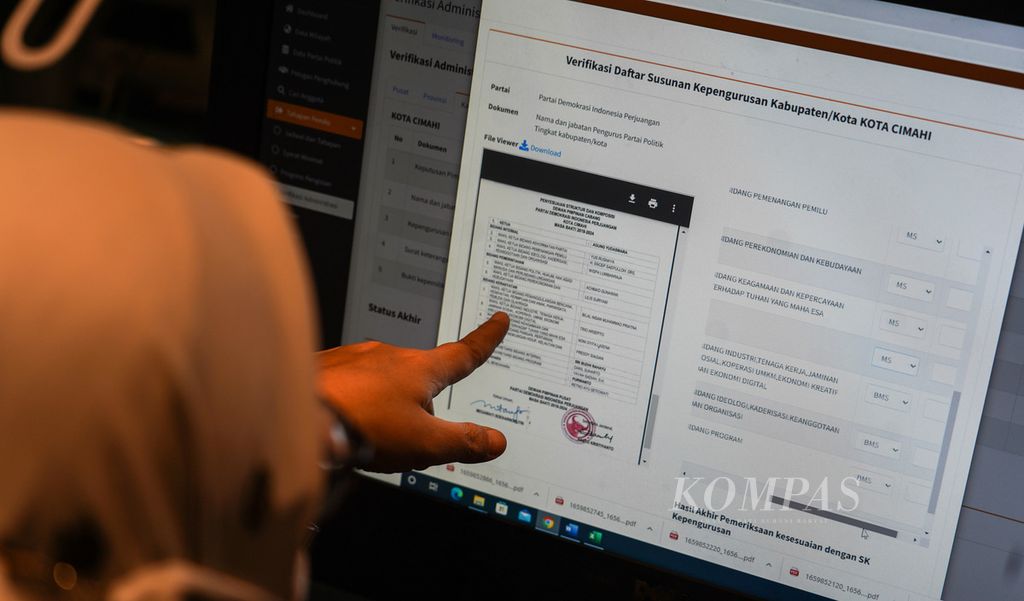 Aktivitas petugas KPU yang ditugaskan melakukan verifikasi administrasi dokumen persyaratan partai politik calon peserta Pemilu 2024 di Hotel Borobudur, Jakarta, Minggu (7/8/2022). 