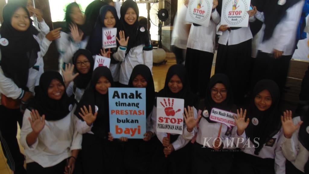https://assetd.kompas.id/ZuyImkDy0jNBL2VKSGOnB_DJnVY=/1024x576/filters:watermark(https://cdn-content.kompas.id/umum/kompas_main_logo.png,-16p,-13p,0)/https%3A%2F%2Fkompas.id%2Fwp-content%2Fuploads%2F2019%2F06%2F20171118iki-tolak-perkawinan-anak-9-Copy.jpg