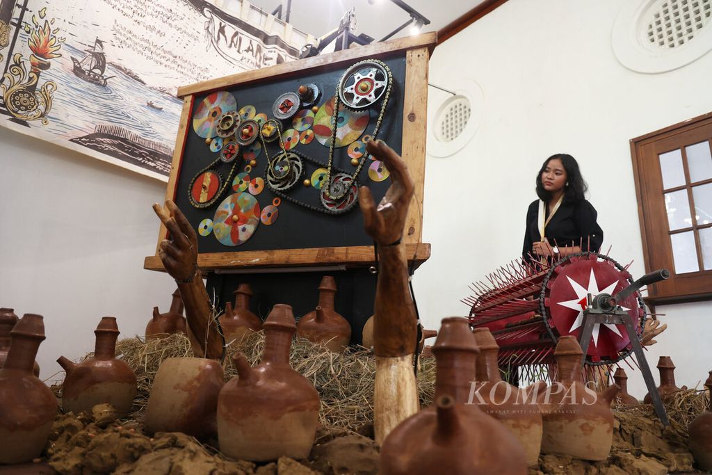 Salah satu karya instalasi berjudul Kalabendu yang merepresentasikan ritme agraris berpadu dengan industri yang turut dipamerkan di Gedung Monod Diephuis, Kota Lama, Kota Semarang, Jawa Tengah, Rabu (6/8/2025). Para seniman tersebut mengangkat tema-tema lokal yang sedang terjadi di sekitar tempat tinggal mereka.