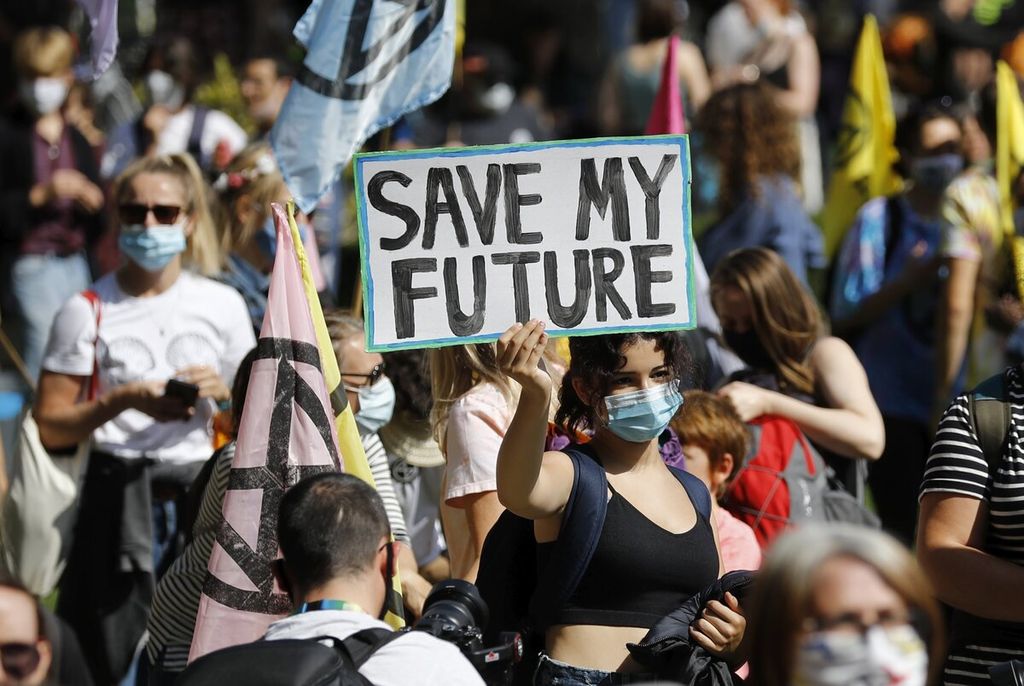 Para aktivis kelompok Extinction Rebellion berkumpul di Lapangan Parlemen, pusat kota London, Inggris, dalam aksi krisis iklim, Selasa (1/9/2020). Aksi itu mendesak Parlemen Inggris memperhatikan komitmen menjaga lingkungan tetap hijau, seperti penanaman pohon dan pembangunan infrastruktur bagi pesepeda dan pejalan kaki sebagai upaya mengurangi emisi karbon.