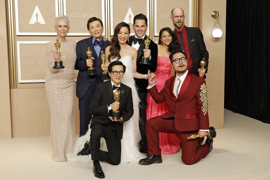 Daniel Scheinert (kanan) dan Daniel Kwan (kanan bawah) bersama produser dan para pemeran utama film <i>Everything Everywhere All at Once</i> berfoto bersama di ruang media dalam penganugerahan 95 Annual Academy Awards di Hollywood, California, AS, Minggu (12/3/2023) malam waktu setempat. Film itu menyabet tujuh piala Oscar, termasuk untuk Film Terbaik, Sutradara Terbaik, dan Skenario Asli Terbaik. 