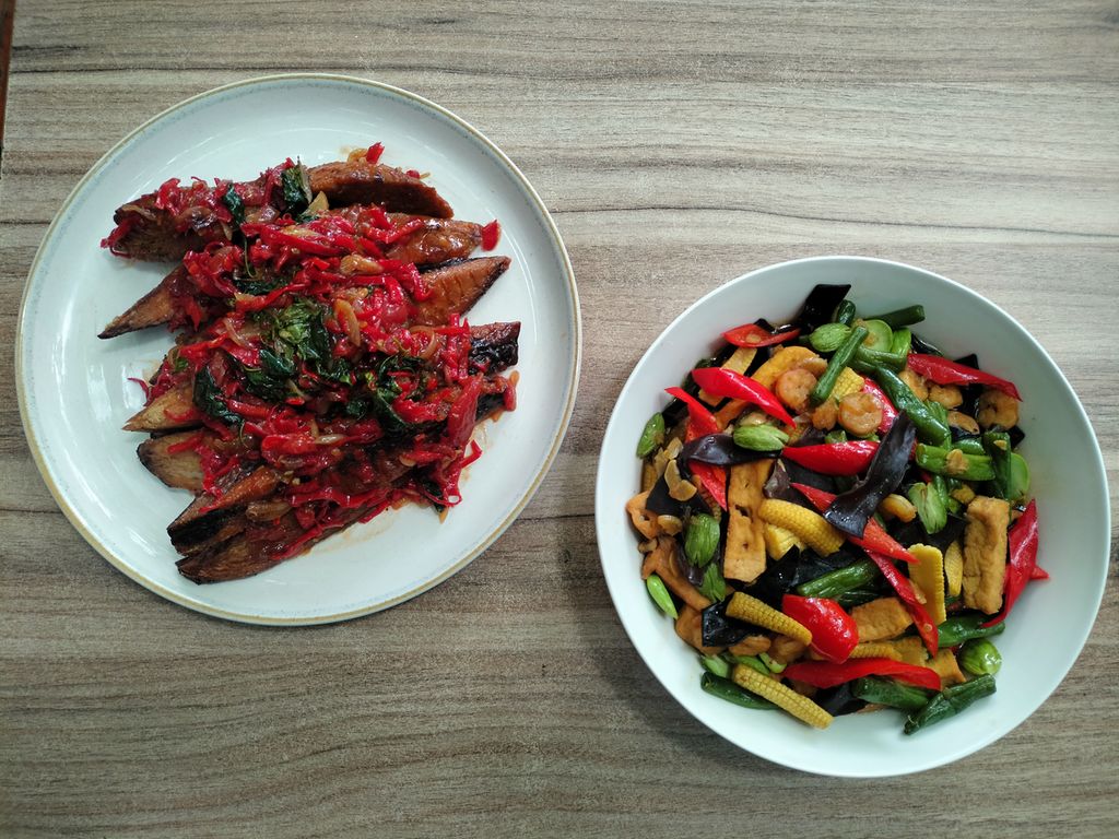 Tongkol Sambal Tumis serta Tumis Udang dan Tahu
