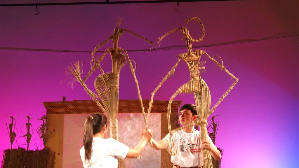 Penari menari bersama wayang suket saat menampilkan pertunjukan wayang suket bertajuk Bandung Bondowoso” kepada media dalam rangkaian acara Helateater 2023 di Galeri Salihara, Jakarta Selatan, pada Rabu (1/3/2023). Komunitas yang didirikan di Solo pada 2018 dan kini bermarkas di Tuban itu ingin menampilkan sosok Bandung Bondowoso yang berbeda dan berhak menuntut kesetaraan jender.
