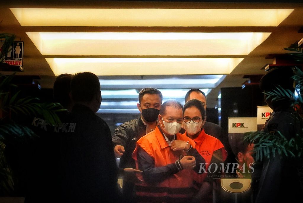 Bupati Kapuas Ben Brahim S Bahat bersama istrinya yang merupakan anggota DPR Fraksi Partai Nasdem, Ary Egahni, resmi ditahan dan digiring menuju mobil tahanan di Kantor Komisi Pemberantasan Korupsi, Jakarta, Selasa (28/3/2023).