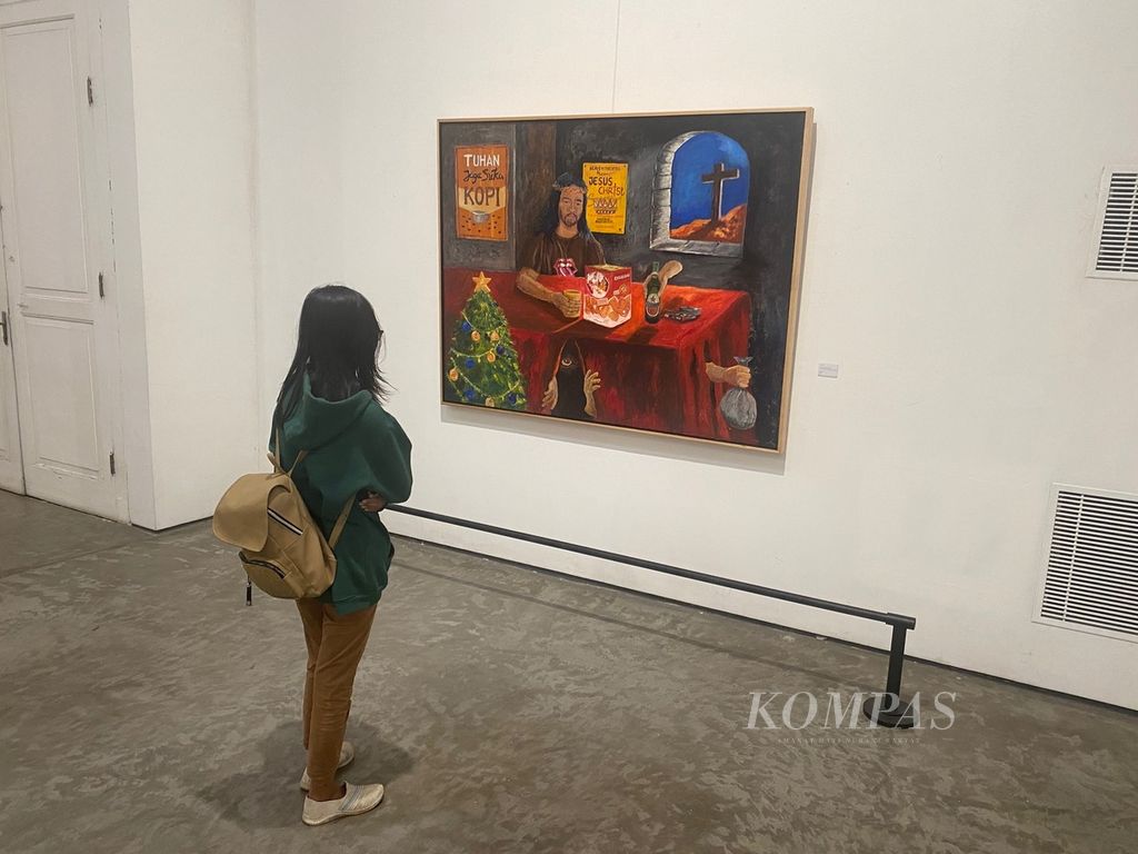 Pengunjung melihat lukisan Agus Noor berjudul Perjamuan Khong Guan: Kopi Penghabisan Sebelum Penyaliban yang dipamerkan dalam pameran bertajuk Seni Agawe Santoso di Semarang Contemporary Art Gallery, Kota Semarang, Jawa Tengah, Selasa (28/2/2023). Pameran yang diikuti 45 seniman asal Jateng dan DI Yogyakarta itu akan digelar hingga 24 Maret 2023.