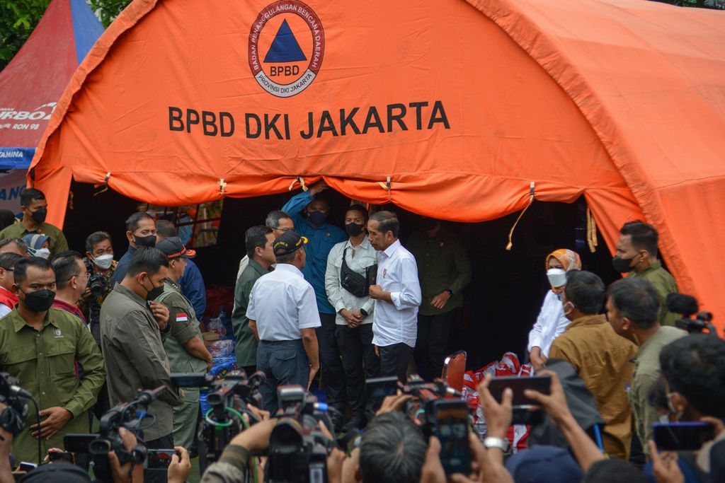 Presiden Joko Widodo berbincang bersama Menteri Badan Usaha Milik Negara Erick Thohir dan Penjabat (Pj) Gubernur DKI Jakarta Heru Budi Hartono di Ruang Publik Terpadu Ramah Anak (RPTRA) Rasela, Rawa Badak Selatan, Koja, Jakarta Utara, Minggu (5/3/2023). 