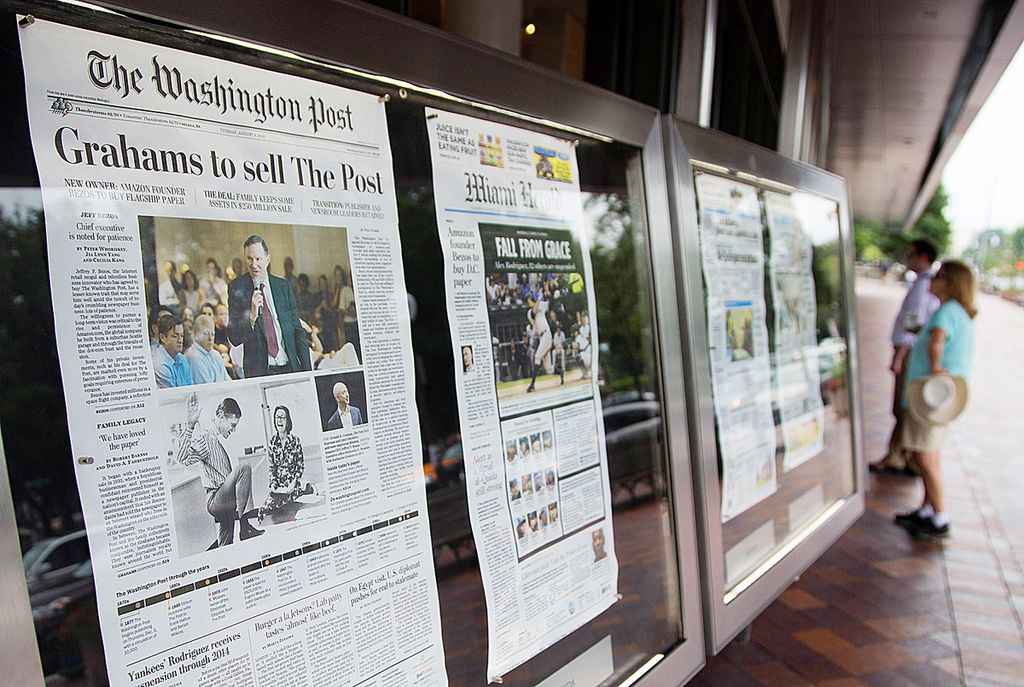 Koran The Washington Post dipajang di depan gedung Newseum di Washington, Amerika Serikat (6/8/2013).