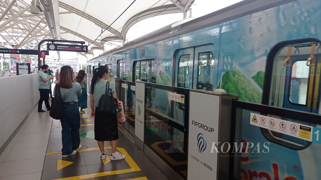 Suasana operasional di Stasiun MRT Blok M BCA, Senin (30/1/2023). 