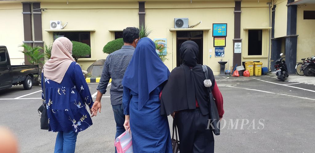 Tiga korban penipu berkedok cinta Faris Ahmad Faza (31) saat bersama-sama melapor ke Polres Kediri Kota, Jawa Timur, 17 Maret 2022. 