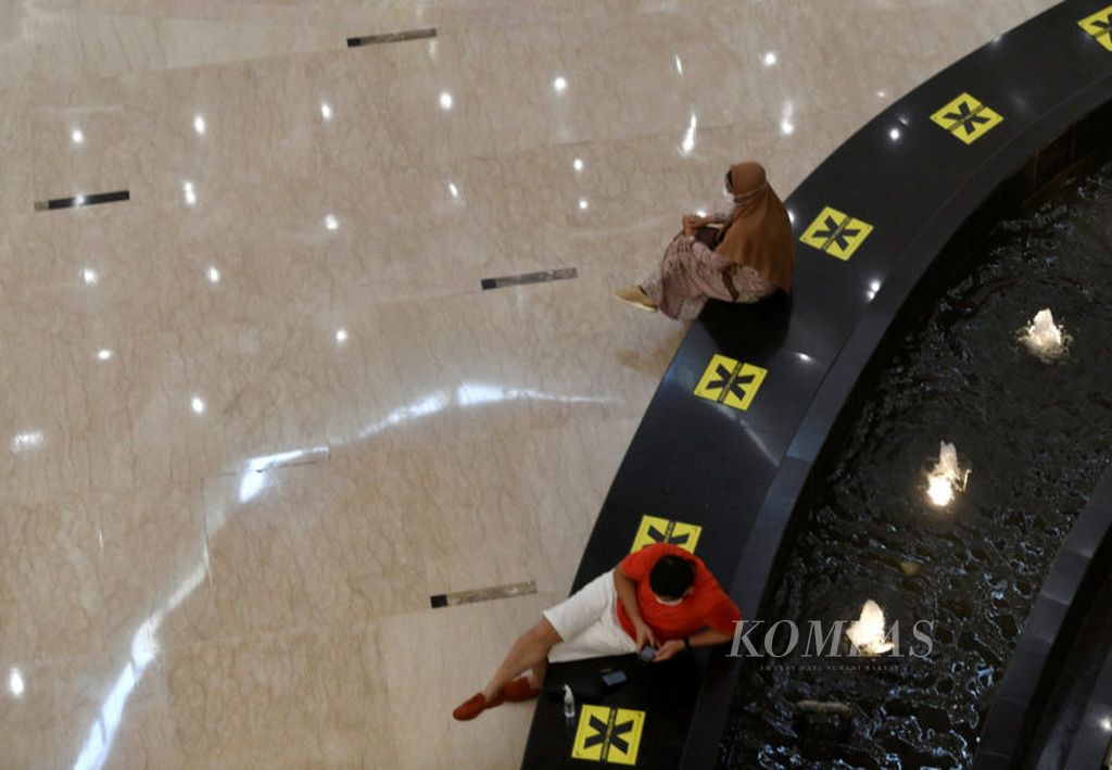 Pengunjung duduk dengan mengikuti tanda jarak yang telah disiapkan di Senayan City, Jakarta Selatan, Sabtu (7/11/2020). Kepatuhan pengunjung mengikuti protokol kesehatan saat berada di ruang publik termasuk di pusat-pusat perbelanjaan berkontribusi dalam menekan penyebaran dan penularan Covid-19 dalam masa pembatasan sosial berskala besar (PSBB) transisi saat ini.  PSBB transisi akan dilanjutkan sebagai upaya untuk menekan penularan Covid-19.