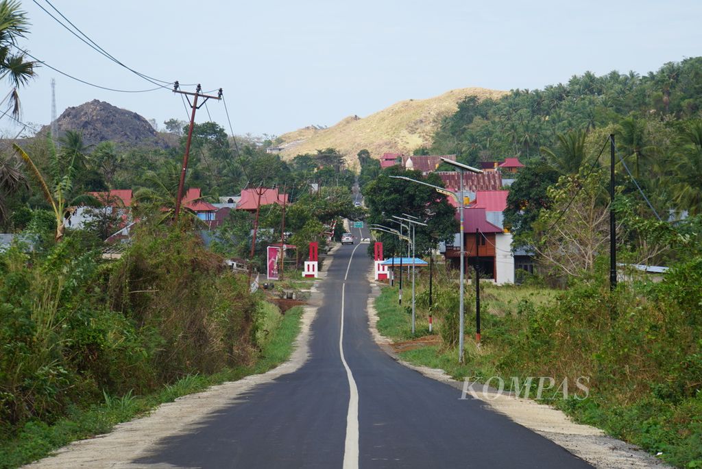 Jalan aspal membentang menuju Desa Pulisan di Kawasan Ekonomi Khusus Pariwisata Likupang, Likupang Timur, Minahasa Utara, Sulawesi Utara, Kamis (14/9/2023). Pemerintah Provinsi Sulut menggelontorkan dana sekitar Rp 64,4 miliar untuk membuat jalan yang menghubungkan tiga desa di dalam KEK, yaitu Marinsow, Pulisan, dan Kinunang.
