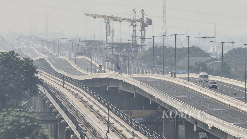 Pengendara dari arah Karawang, Jawa Barat, melintas di Jalan Tol Layang Mohamed bin Zayed di Kota Bekasi, Jawa Barat, Jumat (16/7/2021). 