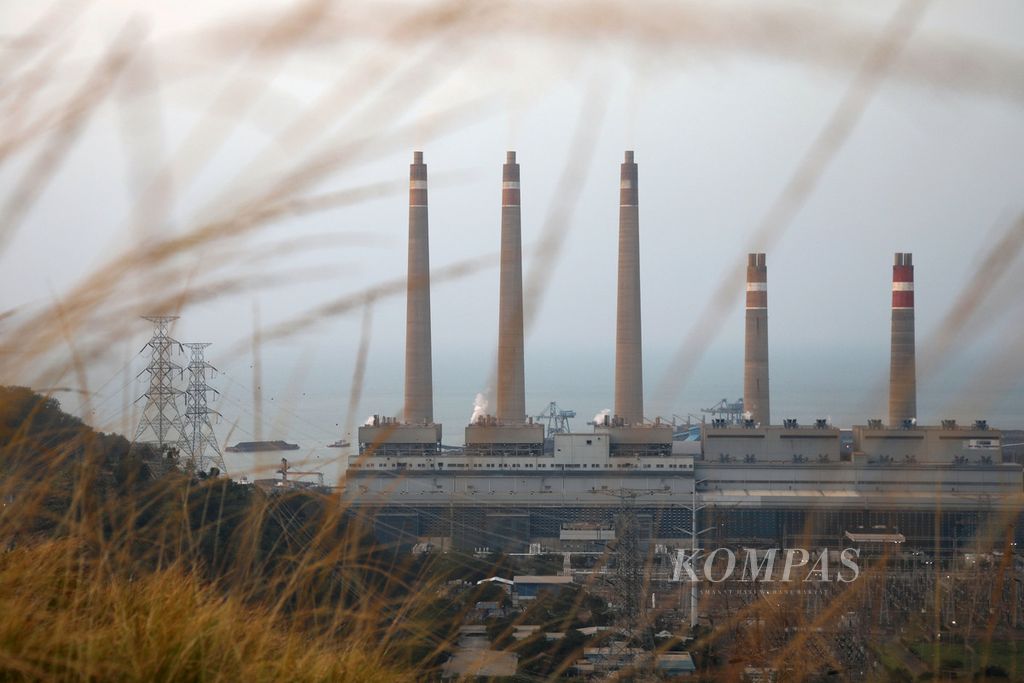 Pembangkit Listrik Tenaga Uap (PLTU) Suralaya, Merak, Cilegon, Banten, Senin (28/8/2023). PT Perusahaan Listrik Negara (Persero) atau PLN digugat ke Komisi Informasi Pusat untuk membuka data emisi yang dihasilkan oleh pengoperasian PLTU Suralaya di Cilegon, Banten, dan PLTU Ombilin di Padang, Sumatera Barat, kepada publik.