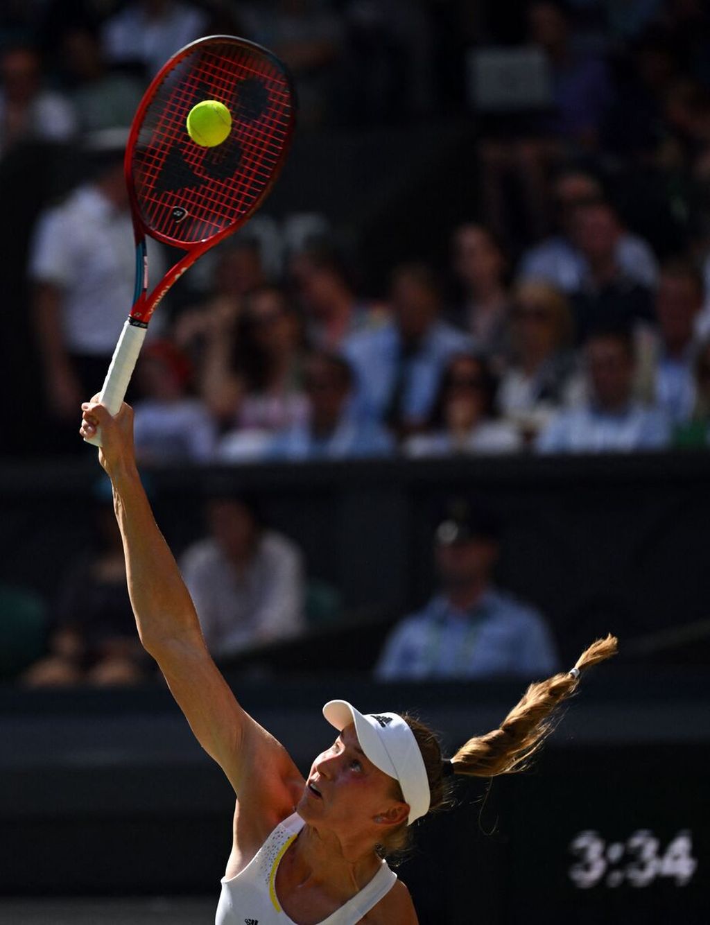 Elena Rybakina, petenis asal Rusia yang membela Kazakhstan, melakukan servis bola saat menghadapi Ons Jabeur (Tunisia) pada final tunggal putri Wimbledon 2022 di All England Tennis Club, London, Sabtu (9/7/2022). Rybakina juara setelah menang, 3-6, 6-2, 6-2. 