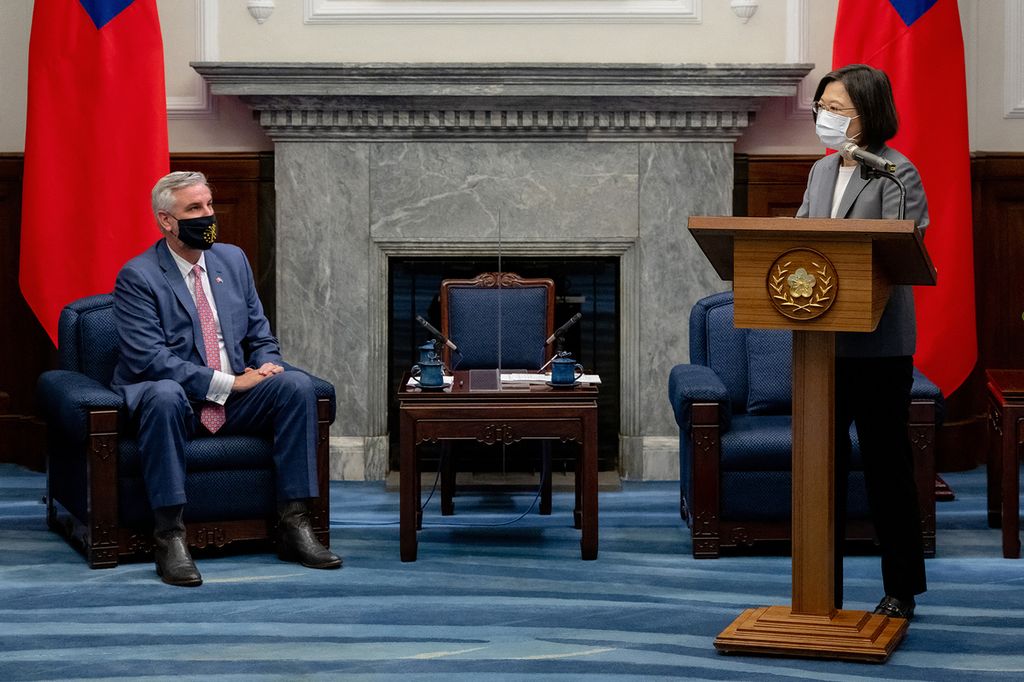 Presiden Taiwan Tsai Ing-wen bertemu Eric Holcomb, Gubernur Negara Bagian Indiana, Amerika Serikat, di Kantor Presiden Taiwan, Senin (22/8/2022).
