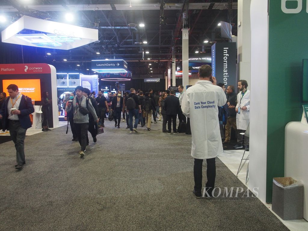 Pengunjung memadati arena eksebisi dalam ajang AWS (Amazon Web Services) re:Invent 2022 yang digelar di Las Vegas, Amerika Serikat, 28 November-2 Desember 2022. Selain pameran besar dari mitra bisnis AWS dalam layanan database, analisa data, machine learning, dan keamanan siber, re:Invent juga menampilkan sejumlah pembicara kunci dari AWS yang mengumumkan produk teknologi komputasi awan terbaru.