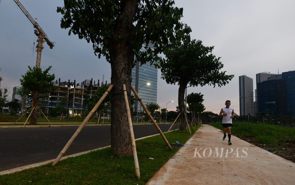 Warga berolahraga di area forest park EleVee Condominium di kawasan Alam Sutera, Kota Tangerang, Banten, Rabu (10/1/2024).   