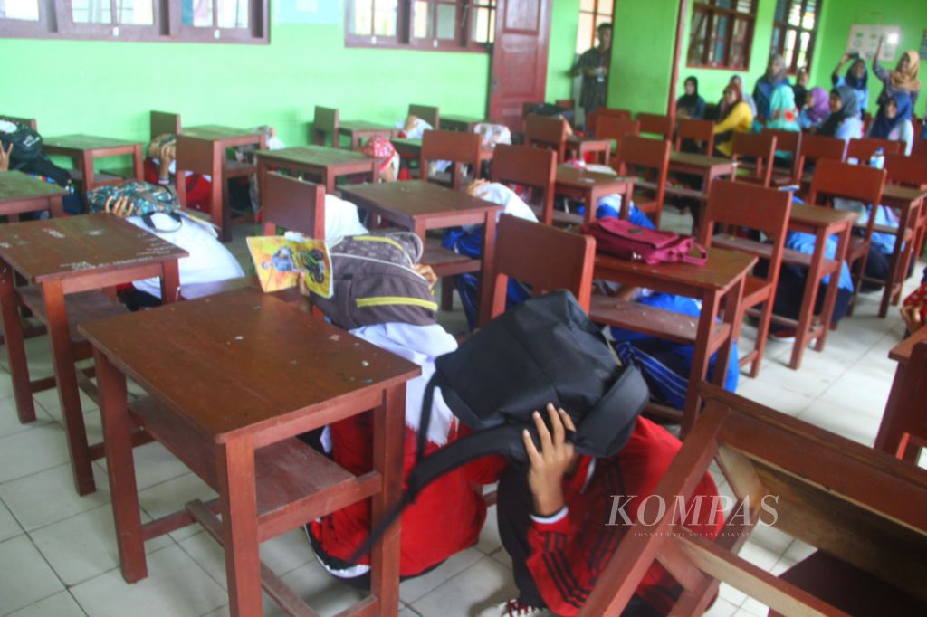 Suasana simulasi bencana gempa di SMK Al Watan, Kota Ambon, Maluku, Jumat (3/11/2017).