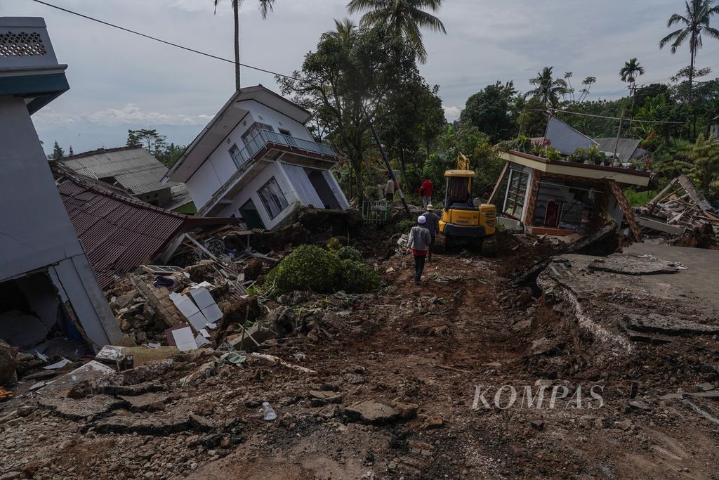 Kondisi di Jalan Cisarua, Sarampad, Cugenang, Kabupaten Cianjur, Jawa Barat, yang rusak parah akibat gempa, Rabu (23/11/2022). Kerusakan jalan akibat gempa bumi yang terjadi pada Senin (21/11/2022) membuat akses jalan ini terputus. Selain menimbulkan korban, longsor, dan kerusakan infrastruktur bangunan, gempa bermagnitudo 5,6 di Cianjur juga berdampak pada kerusakan infrastruktur jalan. 