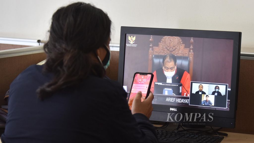 Mahkamah Konstitusi (MK) menggelar sidang pemeriksaan pendahuluan terkait gugatan uji materi UU Cipta Kerja nomor perkara 91 dan perkara 95 secara virtual, Kamis (12/11/2020). 