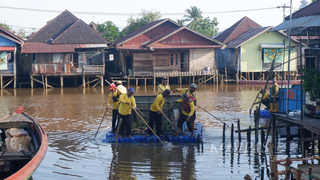 Petugas menjaring sampah di Sungai Kuin, wilayah Desa Wisata Kuin Utara, Kecamatan Banjarmasin Utara, Kota Banjarmasin, Kalimantan Selatan, Kamis (3/8/2023). Desa Wisata Kuin Utara masuk 75 desa wisata terbaik dalam Anugerah Desa Wisata Indonesia 2023.
