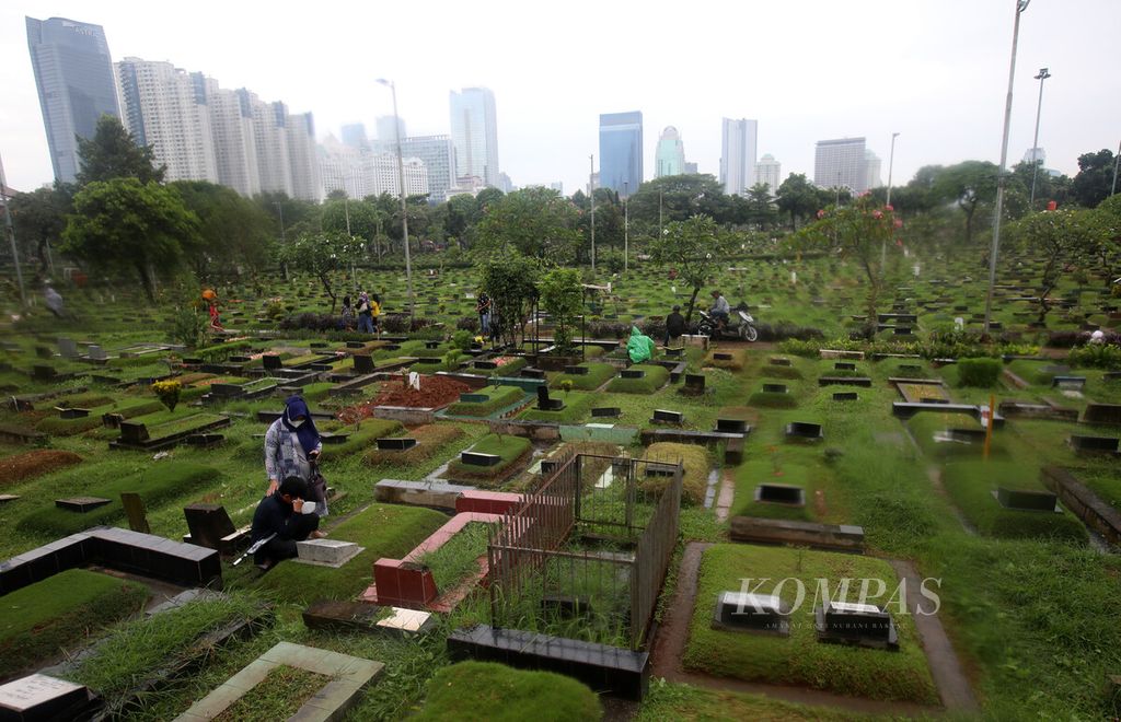 TPU Karet Bivak yang berada di Karet Tengsin, Tanah Abang, Jakarta Pusat, Sabtu (26/3/2022). Di sekitar TPU ini ada kawasan permukiman padat penduduk. 