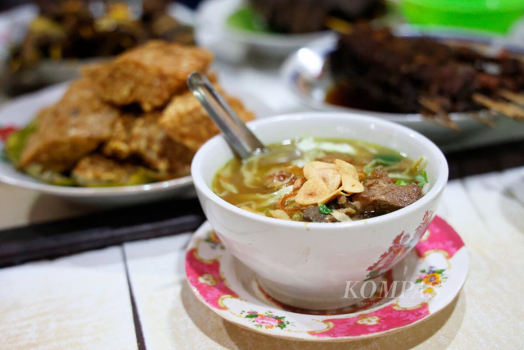 Semangkuk soto kerbau yang dihidangkan dengan aroma rempahnya menjadi menu andalan pedagang yang berada di Taman Bojana, Kudus, Kabupaten Kudus, Jawa Tengah, Kamis (7/9/2023). Soto kudus daging kerbau menjadi salah satu ciri khas di antara aneka kuliner di wilayah Kudus. Soto dengan suwir daging kerbau berkuah soto kaya akan rasa rempah ini menjadi buruan bagi pelancong dan penikmat kuliner dari luar daerah.