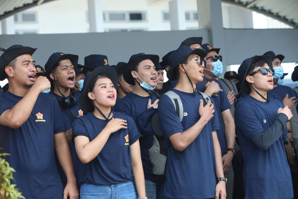 Sejumlah anak buah kapal (ABK) kapal pesiar World Dream menyanyikan lagu "Indonesia Raya" setibanya di dermaga Komando Lintas Laut Militer (Kolinlamil), Jakarta Utara, dengan menumpang KRI Semarang, Sabtu (14/3/2020). Keseluruhan dari 188 WNI ABK yang telah menjalani observasi selama 14 hari di Pulau Sebaru Kecil, Kepulauan Seribu, terbukti sehat dan terbebas dari infeksi virus korona.