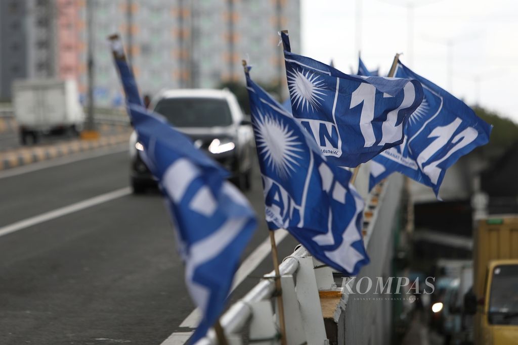 Bendera Partai Amanat Nasional terpasang di jembatan layang Jalan Jatibaru Raya, Jakarta, Sabtu (7/12/2019). 