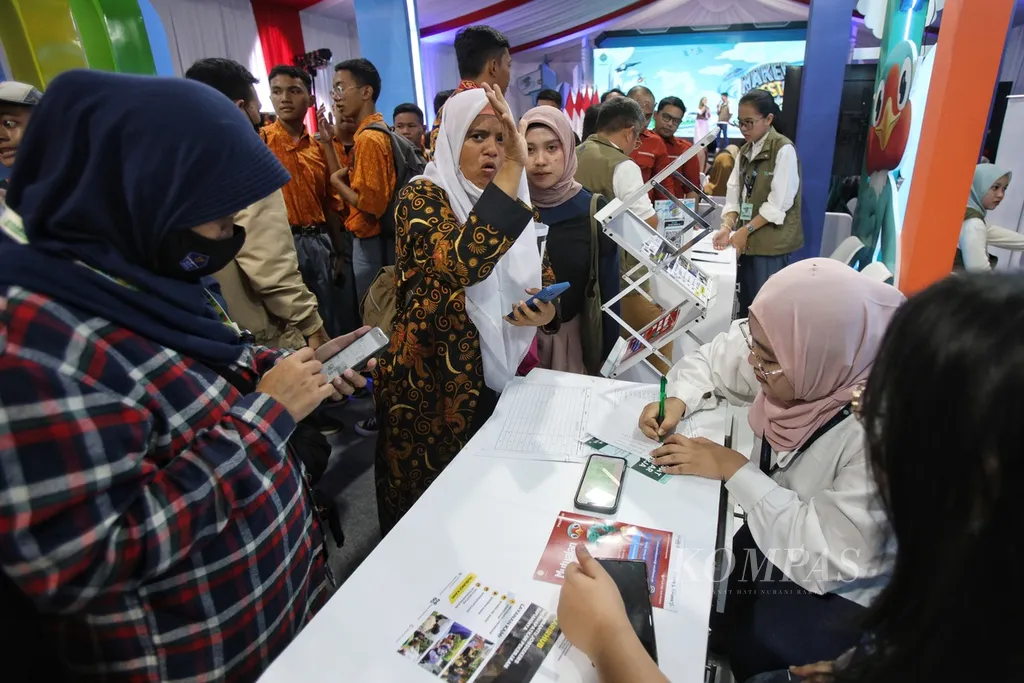 Seorang pencari kerja berkebutuhan khusus menanyakan informasi lowongan pekerjaan di salah satu stan bursa kerja di halaman gedung Kementerian Ketenagakerjaan, Jakarta, Jumat (13/12/2024). Kementerian Ketenagakerjaan menggelar bursa kerja bertajuk "Naker Fest Jakarta". Dengan mengusung tema Creating More and Better Jobs, acara ini berlangsung pada tanggal 13-14 Desember 2024. Naker Fest Jakarta melibatkan lebih dari 50 perusahaan serta menyediakan sebanyak 34.264 lowongan kerja secara luring dan daring. Bursa kerja ini sebagai bentuk upaya pemerintah mengurangi jumlah pengangguran dengan langsung mempertemukan pencari kerja dengan perusahaan. KOMPAS/FAKHRI FADLURROHMAN (FAK) 13-12-2024