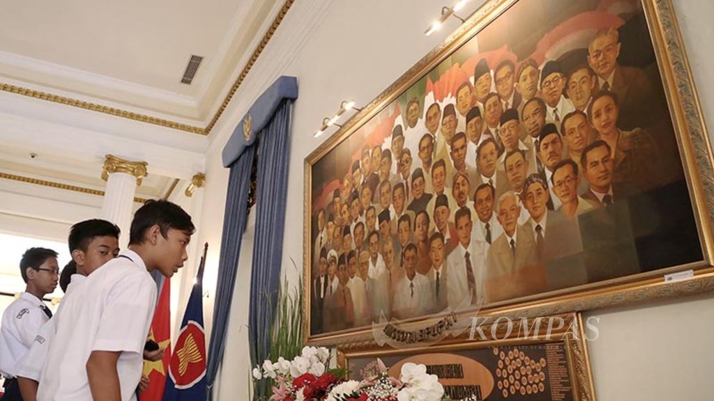 Siswa peserta Upacara Peringatan Hari Lahirnya Pancasila memerhatikan lukisan anggota Badan Penyelidik Usaha Persiapan Kemerdekaan Indonesia, yang terpasang di Gedung Pancasila, Kementerian Luar Negeri, Jakarta, Kamis (1/6). Gedung Pancasila merupakan saksi bisu kelahiran Pancasila pada 1 Juni 1945.
