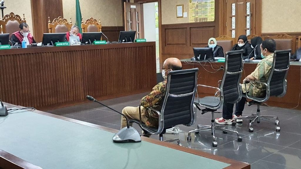 Dua terdakwa, yaitu petugas pemeriksa pajak madya di Direktorat Pemeriksaan dan Penagihan Kementerian Keuangan, Wawan Ridwan dan Alfred Simanjuntak, didakwa melakukan korupsi secara bersama-sama dalam kurun waktu Januari 2018-September 2019 di Pengadilan Tindak Pidana Korupsi Jakarta, Rabu (26/1/2022). 