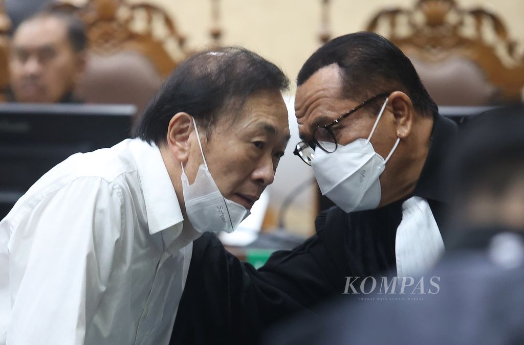 Terdakwa Surya Darmadi berkonsultasi dengan penasihat hukumnya seusai menjalani sidang perdana kasus dugaan korupsi perizinan lahan kelapa sawit PT Duta Palma Group di Pengadilan Tindak Pidana Korupsi Jakarta, Kamis (8/9/2022).