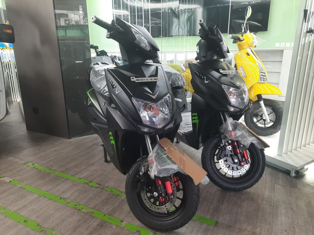 Electric motorcycle with the Volta brand type 401 Lite on display at the Roxy Mas outlet, Jakarta, Wednesday (8/3/2023). This product sells for IDR 11.8 million.