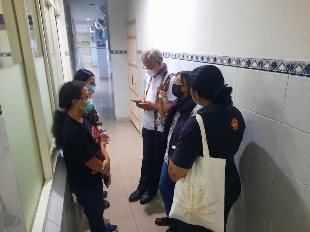 Keluarga dan kerabat berbincang di dekat ruang tempat almarhum mantan wartawan <i>Kompas</i>, Hariadi Saptono, berbaring di RS Panti Rapih, Rabu (4/5/2022). Hariadi Saptono, meninggal akibat sakit dan sempat dirawat di ruang ICU RS Panti Rapih. Jenazah disemayamkan di Rumah Duka PUKY Sonosewu.