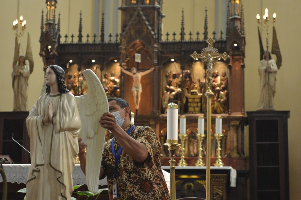 Pengurus gereja menata dekorasi untuk ibadah Natal di altar Gereja Katedral Jakarta atau Gereja Santa Maria Diangkat Ke Surga, Jakarta Pusat, Jumat (23/12/2022). Menjelang ibadah Natal 2022 sejumlah persiapan untuk melakukan peribadatan secara luring disiapkan para pengurus Gereja Katedral Jakarta. Pada Natal kali ini kapasitas yang disediakan untuk umat Katolik yang akan beribadah secara luring di gereja sekitar 2.500 orang, jumlah tersebut separuh dari kapasitas normal yang bisa menampung 5.000 orang. Selama menjalankan ibadah Natal 2022 para jemaah diwajibkan menerapkan protokol kesehatan seperti menggunakan masker dan tidak datang ke gereja jika sedang dalam keadaan tidak sehat. Natal 2022 kali ini bertemakan "Pulanglah Mereka ke Negerinya Melalui Jalan Lain" yang diambil dari Kitab Matius Pasal 2 Ayat 12. Fakhri Fadlurrohman (Z19) 23-12-2022