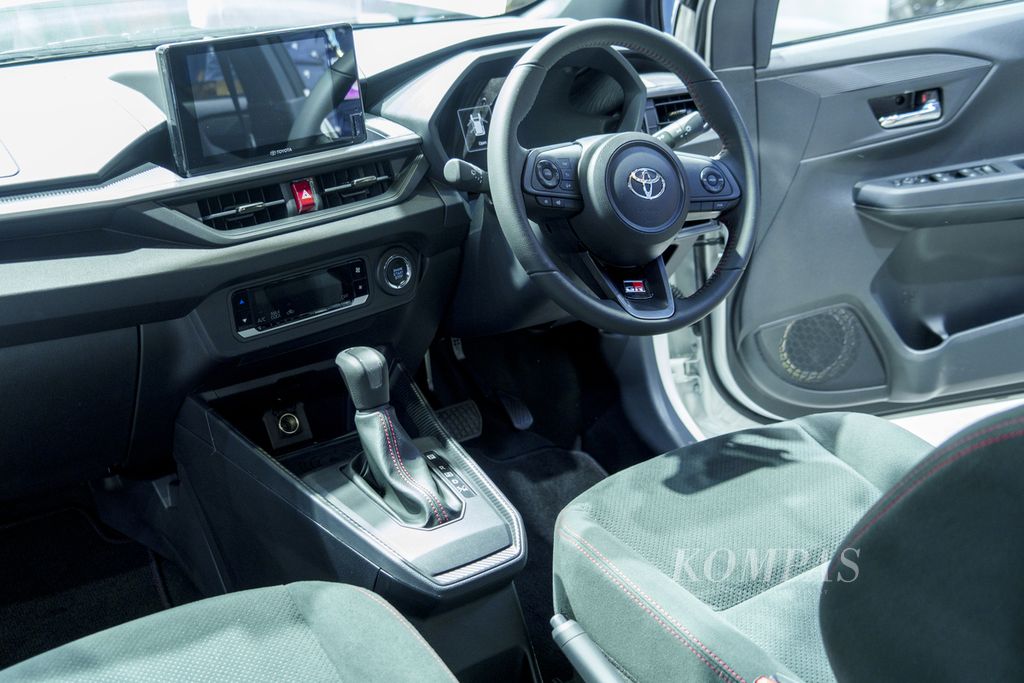 Kabin kemudi All New Toyota Agya GR Sport di ajang pameran Gaikindo Jakarta Auto Week 2023 di JCC Senayan, Jumat (10/3/2023). 